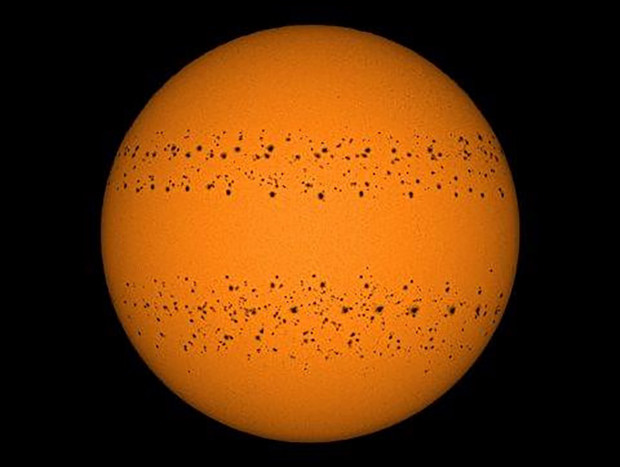Un sol de 365 días. Esta foto es la ganadora de la categoría solar y es resultado de combinar imágenes del astro rey durante un año.