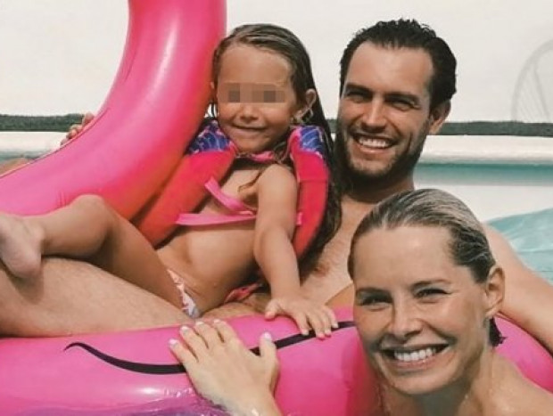 La familia disfrutando de su piscina.