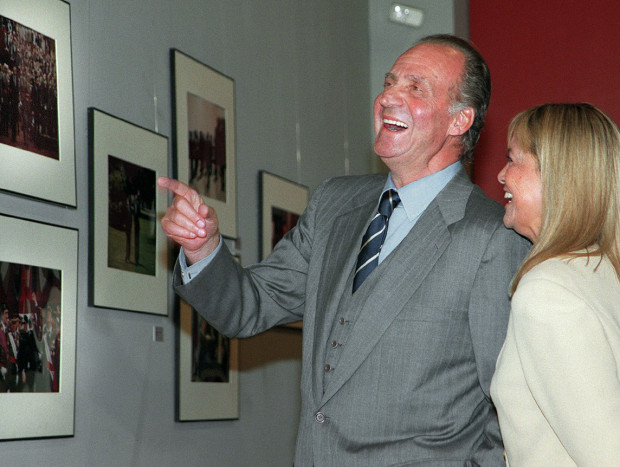 Rey riendo en exposición amante fotoperiodista