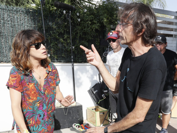 María recibe órdenes del codirector Paco Baños durante el rodaje, en la localidad sevillana de Alcalá de Guadaíra, de la serie 'El hijo zurdo', un "thriller" emocional que narra la crisis de una mujer cuando se entera de que su hijo adolescente está implicado en un grupo de ultraderecha. EFE