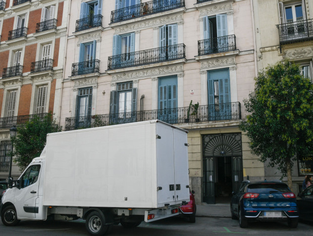 Un camión de mudanzas ha recogido las pertenencias de Íñigo Onieva de la casa de Tamara Falcó. Foto: EP