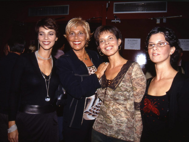 Con su madre, Isabel Rollán, y sus hermanas, Carlota y Marina.