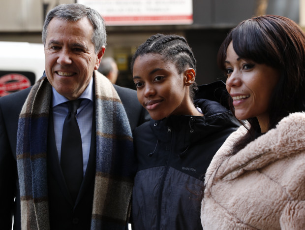 Erika do Rosario y su madre Adilnelsa do Rosario junto al abogado Fernando Osuna llegando a los juzgados para reclamar la paternidad a Samuel Etoo.