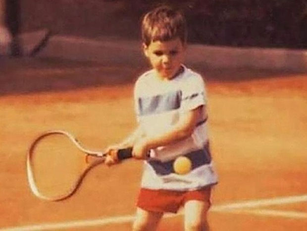 Federer de niño jugando a tenis
