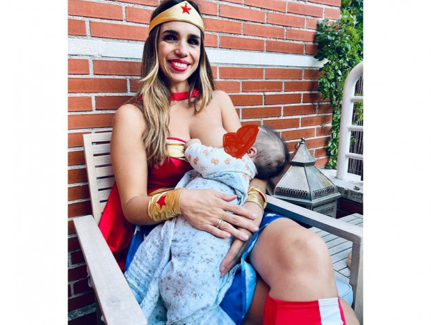 Elena Furiase y su bebé en la fiesta de cumpleaños de Noah.