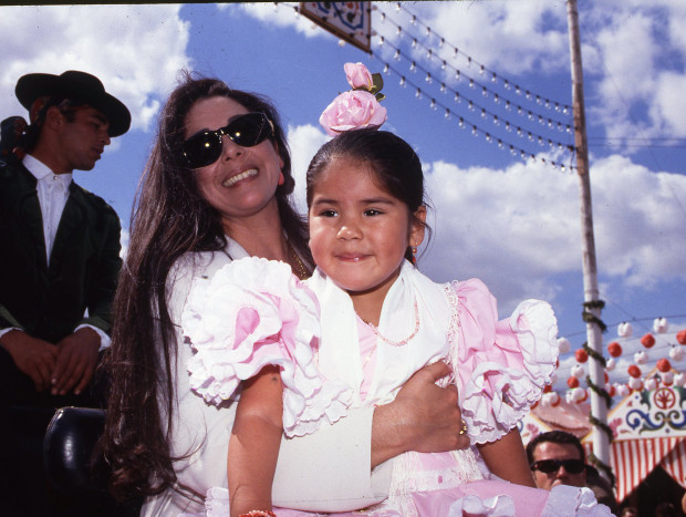 Isabel con su hija cuando ésta era pequeña.