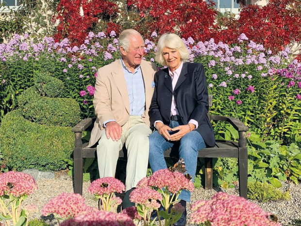 Carlos y Camilla en un jardín