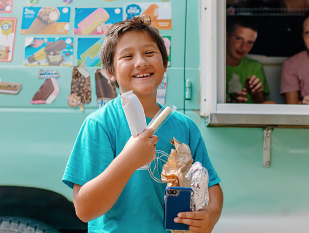 Niño feliz con un helado