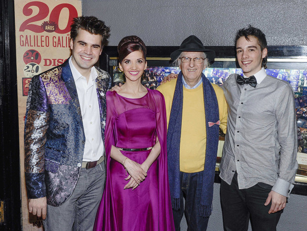 Juan Tamariz con su hija su yerno y su nieto también magos