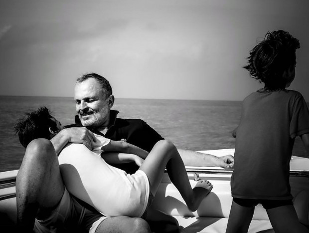 Miguel Bosé con sus hijos