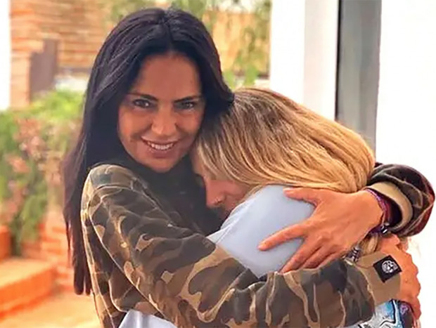 Olga Moreno Rocío Flores abrazo