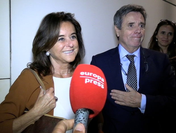 Pilar Mañé y Ramón Tamborero abandonando la reunión. Foto: EP