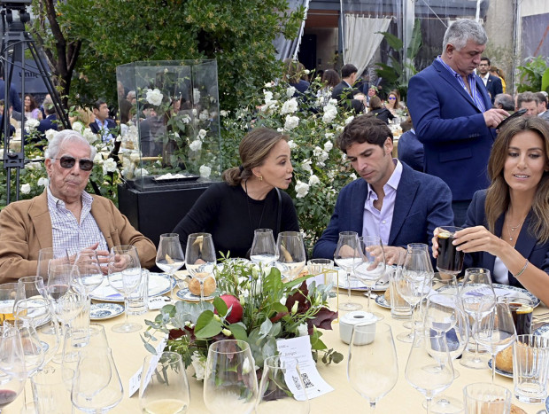 Cayetano Rivera Isabel preysler comiendo