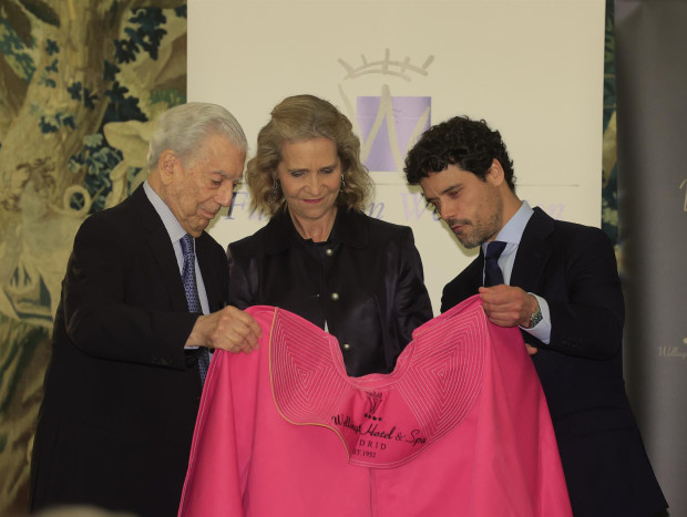 Momento de la entrega del premio a Vargas Llosa.