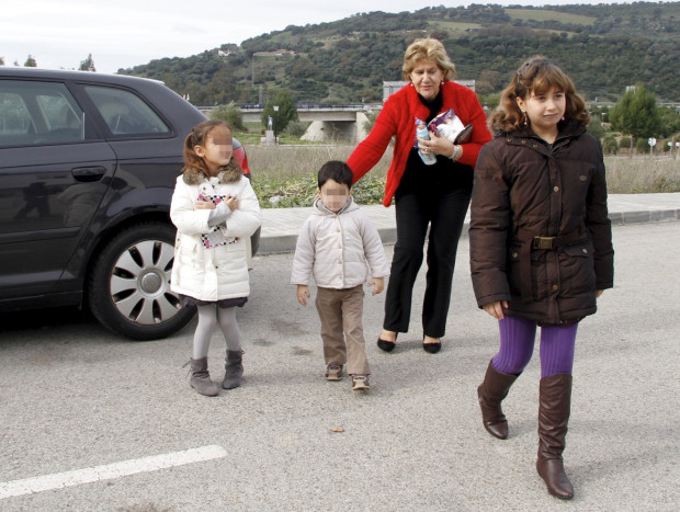 Carmen Bazán junto a Andrea, Julia y Jesús Janeiro, cuando eran apenas unos niños.