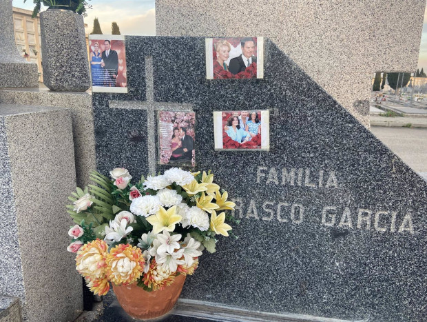 La tumba de Pedro Carrasco, 'profanada' con fotografías y supuestos mensajes de Rocío Carrasco. Foto: EP