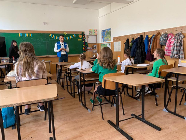 jesús vázquez con niños ucranianos en un escuela de Rumanía