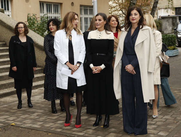 La reina Letizia visitando un centro médico en Croacia