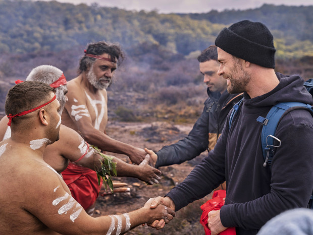Chris Hemsworth en limitless saludando a jefes de la tribu