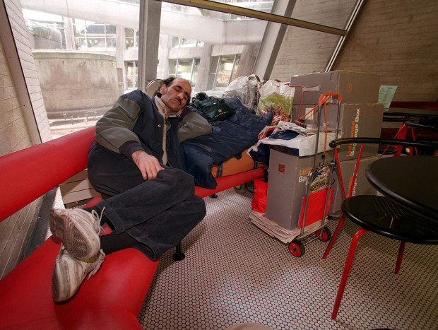 Hombre durmiendo en un aeropuerto