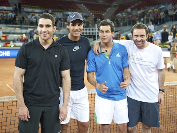 Miguel Angel Silvestre, Rafa Nadal, Mario Casas y personaje, partido de tenis solidario a favor de la Fundación Félix Mantilla contra el cáncer de piel.
