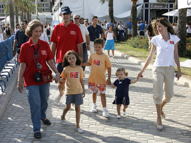 Victoria de niña junto a su padre, sus primos, su abuela y la entonces princesa Letizia.