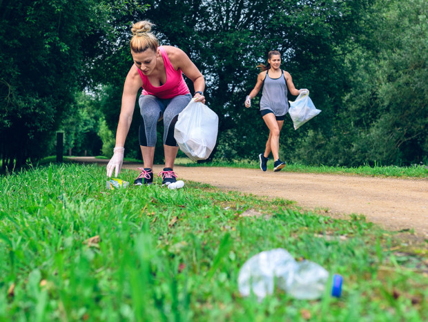 Mujeres recogiendo basura del suelo