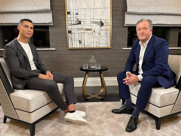 Cristiano Ronaldo sentado ante el periodista que le entrevistó