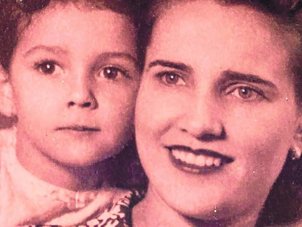 Monica Randall de niña con su madre