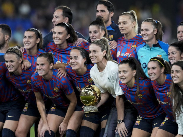 Alexia Putellas posando con sus compañeras del Barça y el Balón de Oro