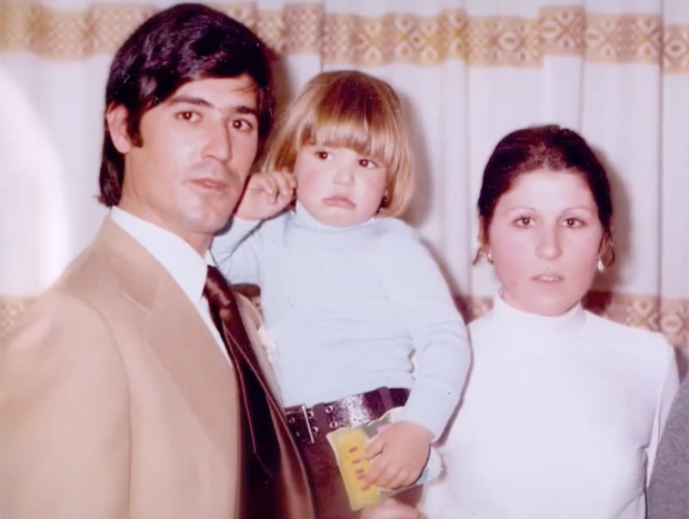 Antonio Orozco de niño con sus padres.