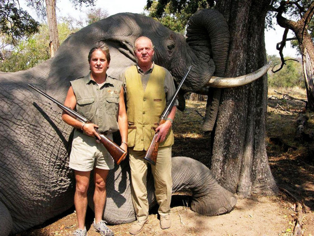 Juan Carlos delante de un elefante muerto en Botsuana