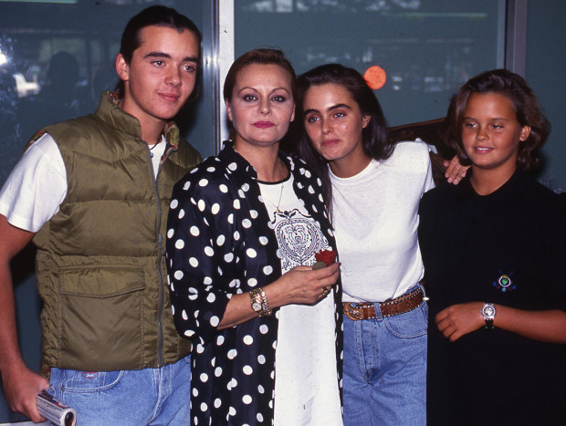Carmen Morales con su madre Rocío Durcal y sus hermanos
