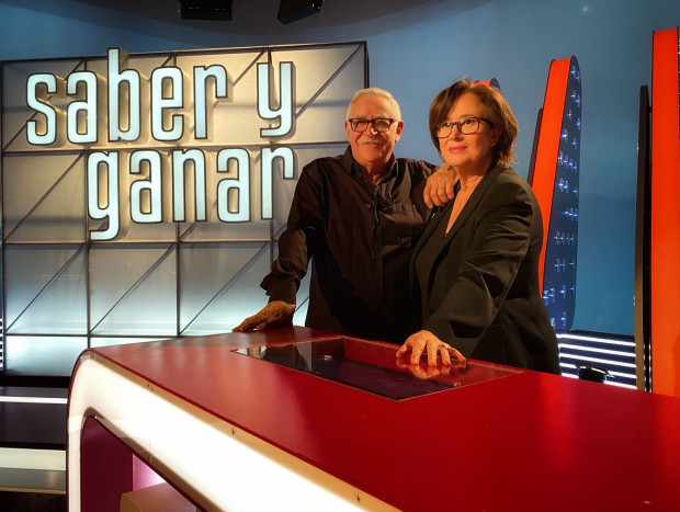 Elisenda, en el plató de 'Saber y ganar' junto a Juanjo Cardenal.
