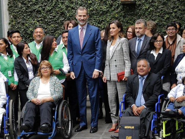 La reina en su visita a Perú con blazer de cuadros.