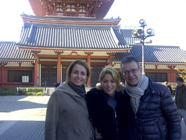 Shakira, junto a los padres de Piqué, en un viaje familiar a Japón.