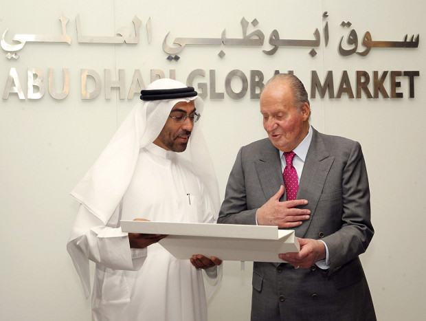 Juan Carlos hablando con un amigo árabe