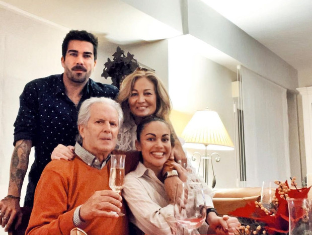 Lara y Bosco Álvarez, junto a sus padres.