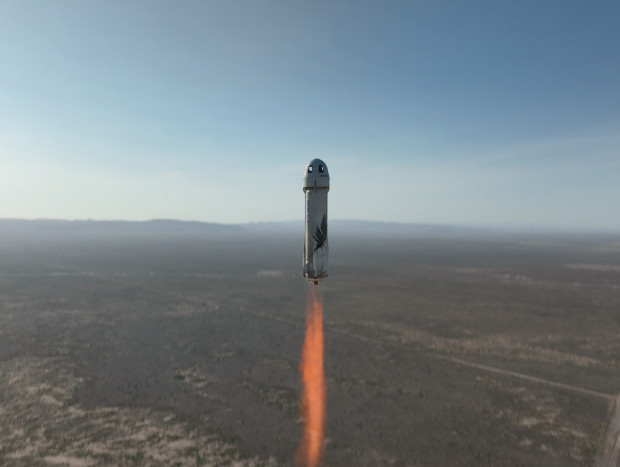 Cápsula New Shepard después del lanzamiento volando hacia el espacio