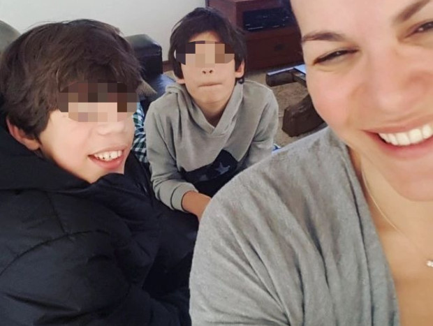 Fabiola Martínez posando con sus hijos Quique y Carlos