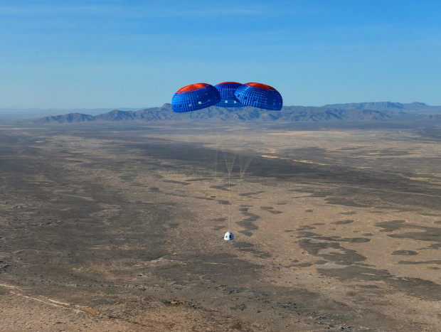 La cápsula de tripulación New Shepard desciende bajo sus tres paracaídas principales antes de aterrizar en el desierto del oeste de Texas. (August 4, 2022)