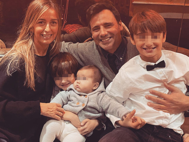 María y Ion, con sus tres hijos, Ion, Lucas y Marieta.