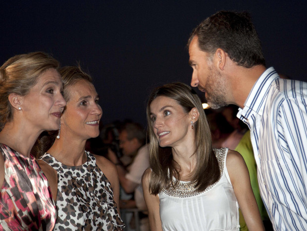 Felipe y Letizia con las infantas Cristina y Elena