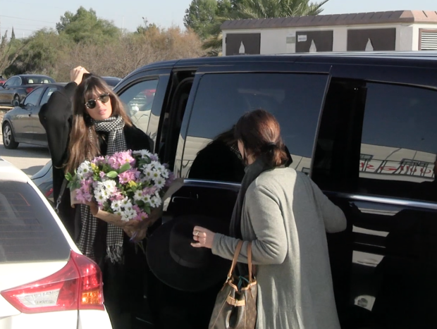 Sara Carbonero a la entrada del tanatorio donde descansan los restos de Elena Huelva