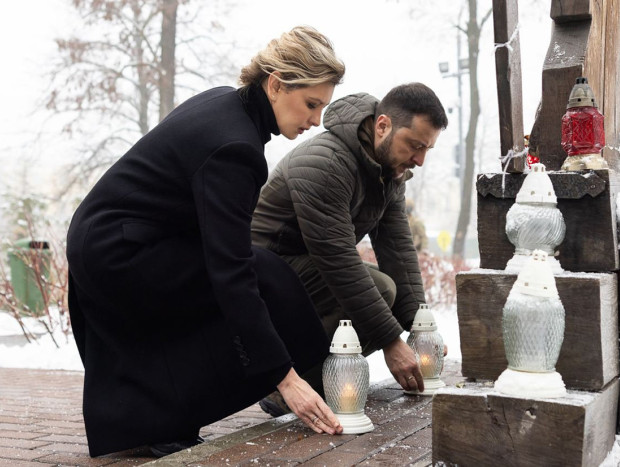 Olena Zelenska y Volodimir Zelensky homenaje muertos ucranianos