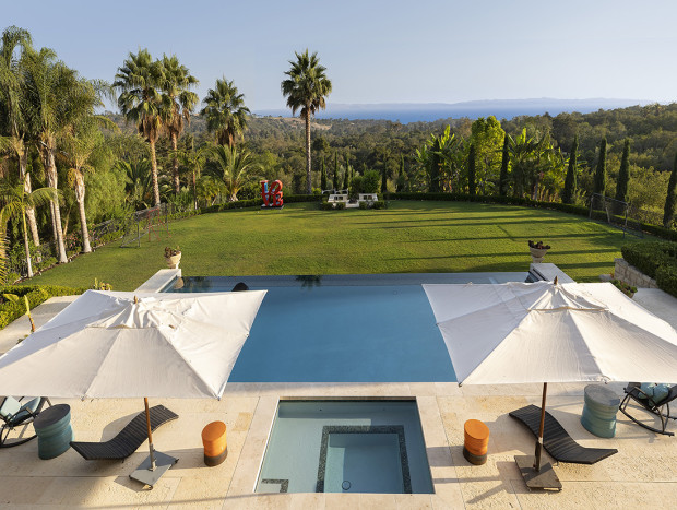 Harry y Meghan terraza con piscina mansion documental