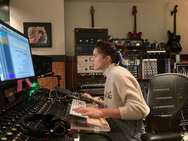 Rosalia trabajando en el estudio de grabación