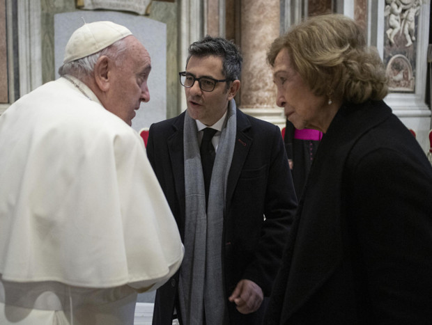 La Reina Sofía con el Papa Francisco en el funeral de Benedicto XVI