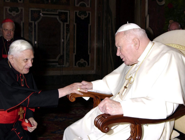 En 2005, el entonces cardenal alemán Joseph Ratzinger saludando al papa Juan Pablo II.
