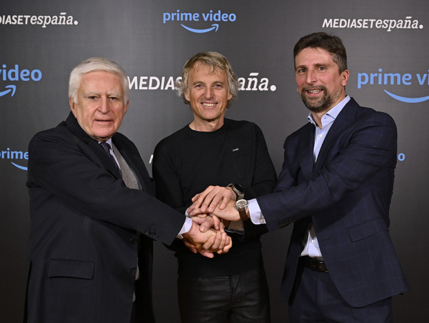 Jesús con Paolo Vasile consejero delegado de Mediaset España y Barry Furlong, vicepresidente de Amazon Prime en Europa.